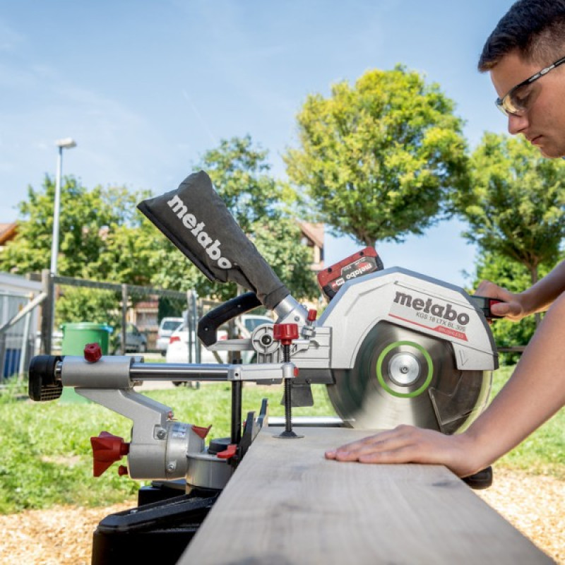 Акумуляторна торцювальна пила Metabo KGS 18 LTX BL 254 (614254850)