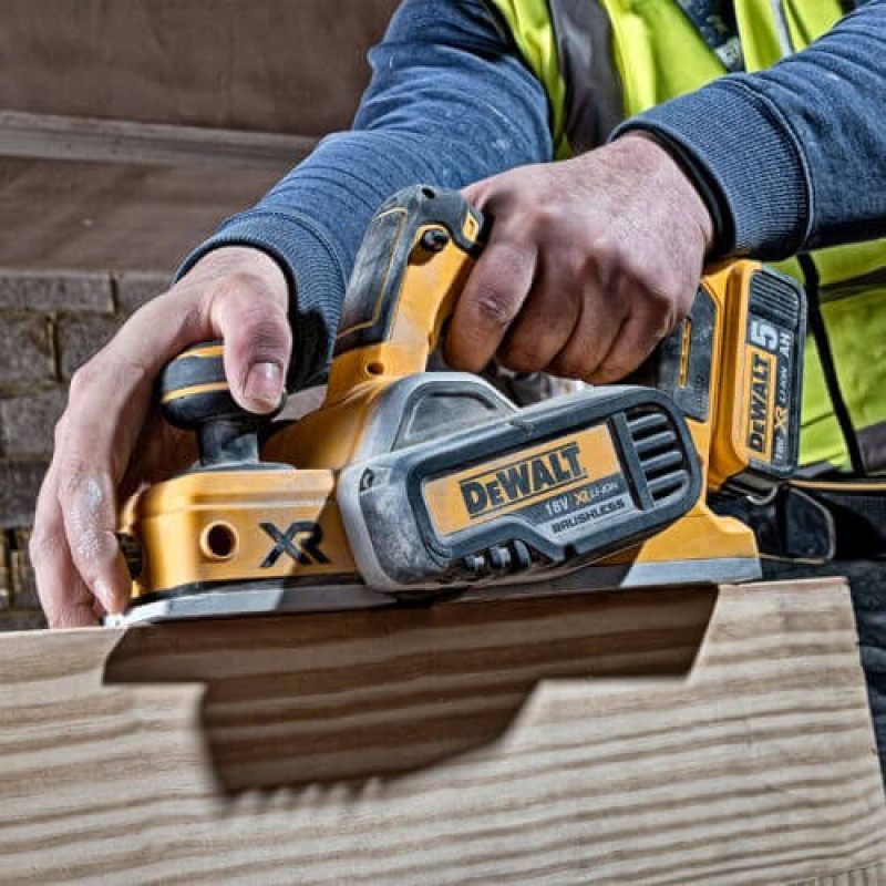 Безщітковий акумуляторний рубанок DeWALT DCP580P2 18В