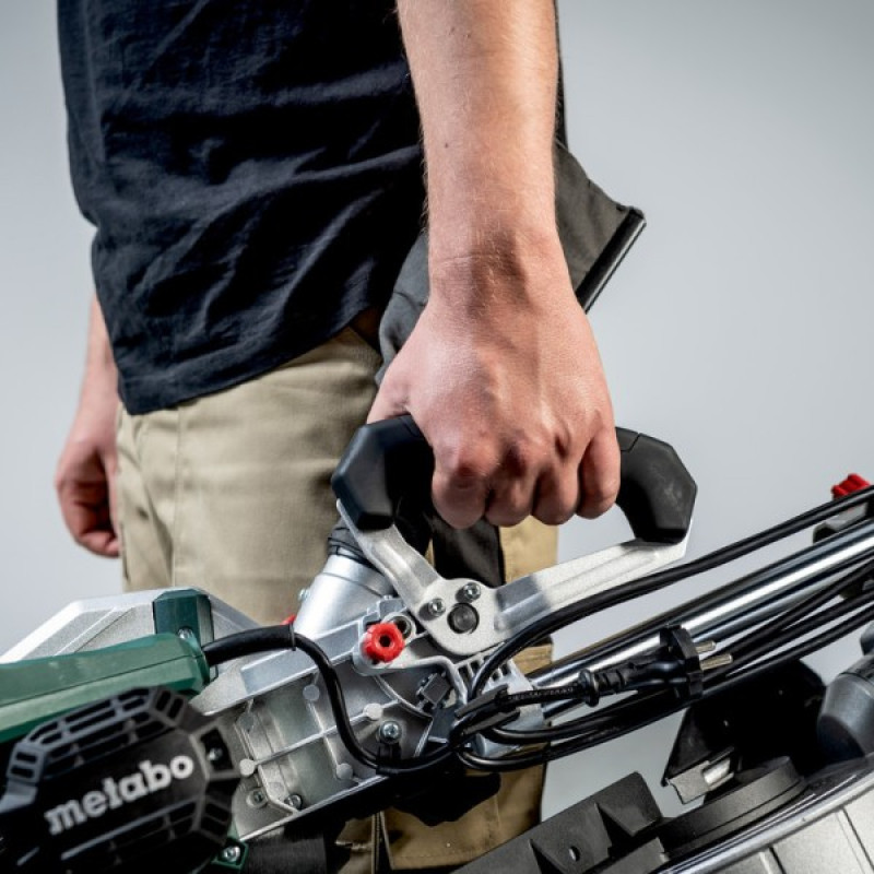 Акумуляторна торцювальна пила Metabo KGS 18 LTX BL 305 (614305850)