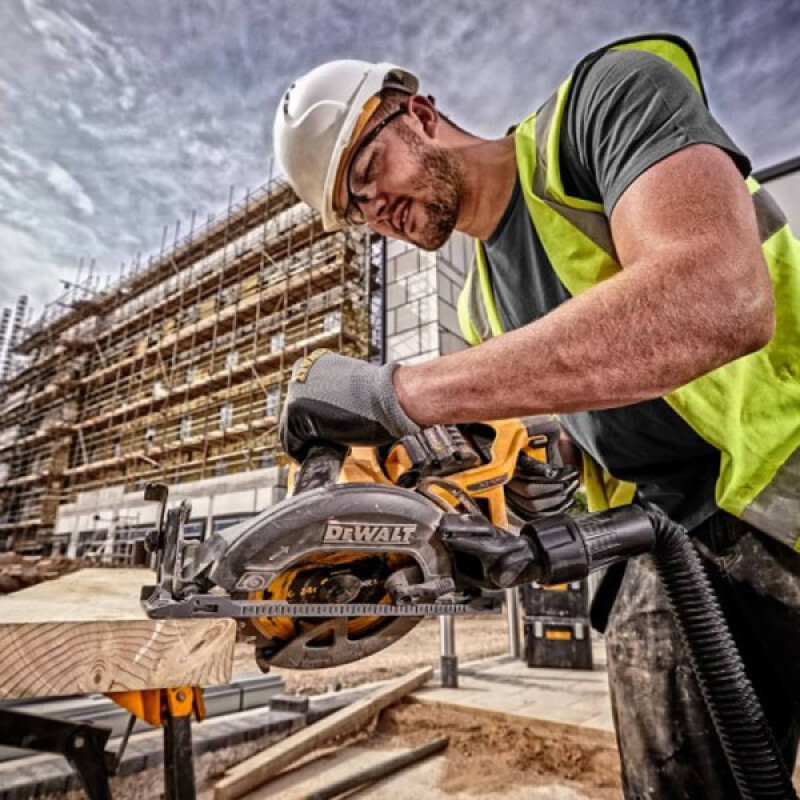 Аккумуляторная дисковая пила DeWALT DCS577N 54В
