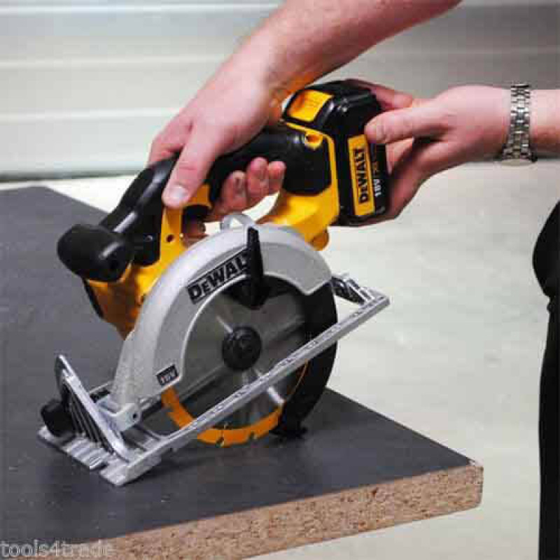 Аккумуляторная дисковая пила DeWALT DCS570NT 18В