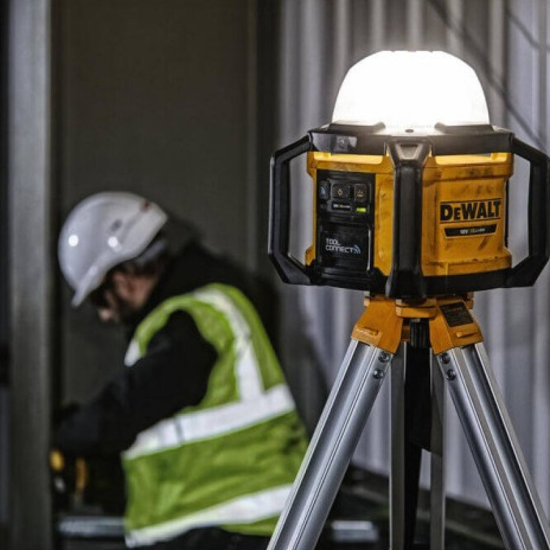Акумуляторний світлодіодний ліхтар DeWALT DCL074 XR Li-Ion 18В 5000лм