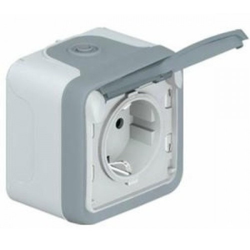 Розетка с крышкой влагозащищенная Legrand
