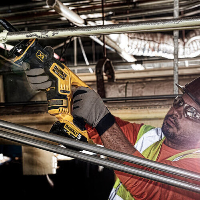 Аккумуляторная сабельная пила DeWALT DCS367N 18В