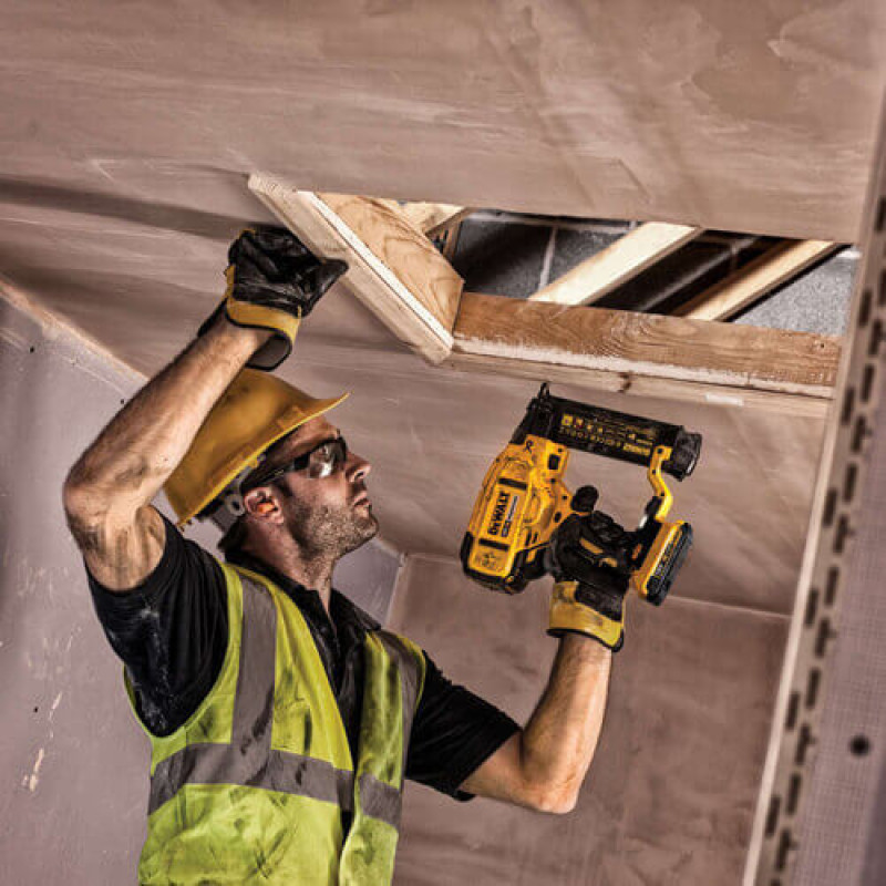 Аккумуляторный гвоздезабиватель DeWalt DCN680N 18В