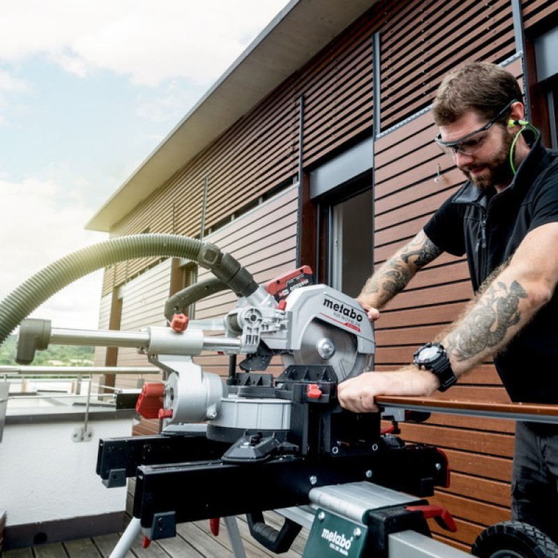 Акумуляторна торцювальна пила Metabo KGS 18 LTX BL 216 (614216810)