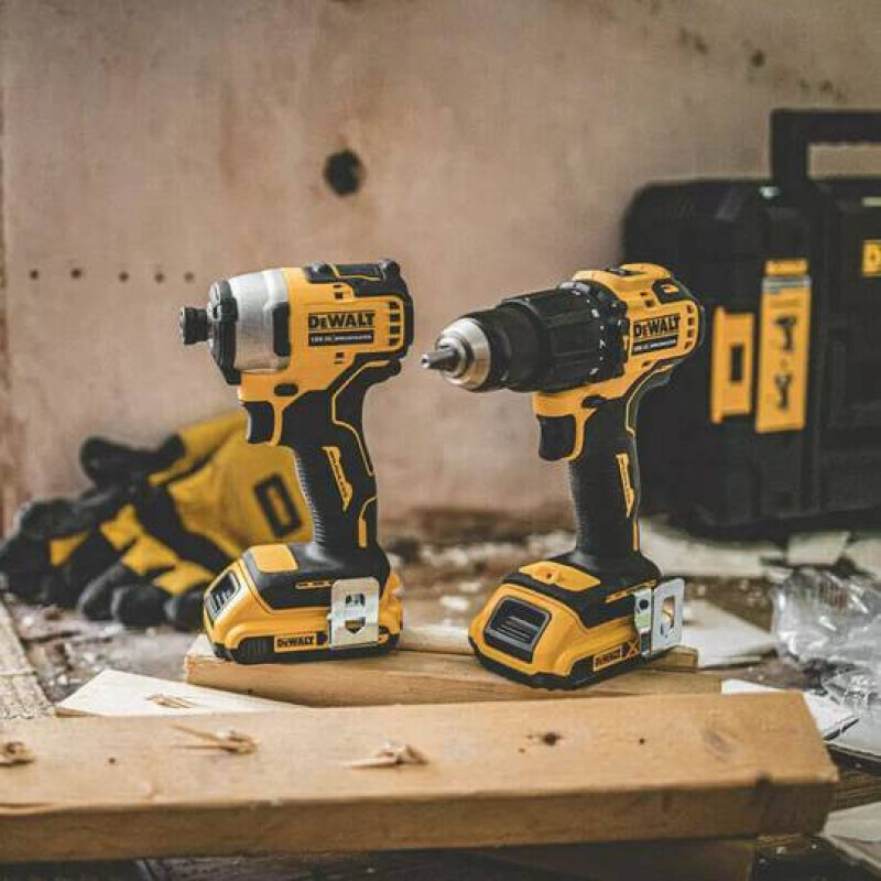 Набір з двох безщіткових елекроінструментів DeWALT DCK2062D2T XR Li-lon 18В 2х2Аг